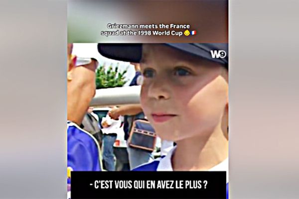 WM 1998: Der kleine Griezmann holt Autogramme von Henry und Zidane