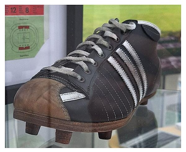 Wer erfand die Schraubstollen? Adi Dassler oder der Bremer Schuster Alexander Salot?