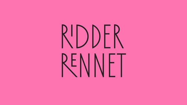 The Ridderrennet logo in stylised black Art Deco–style lettering on a pink background. The word is set on two lines: RIDDER above RENNET. 