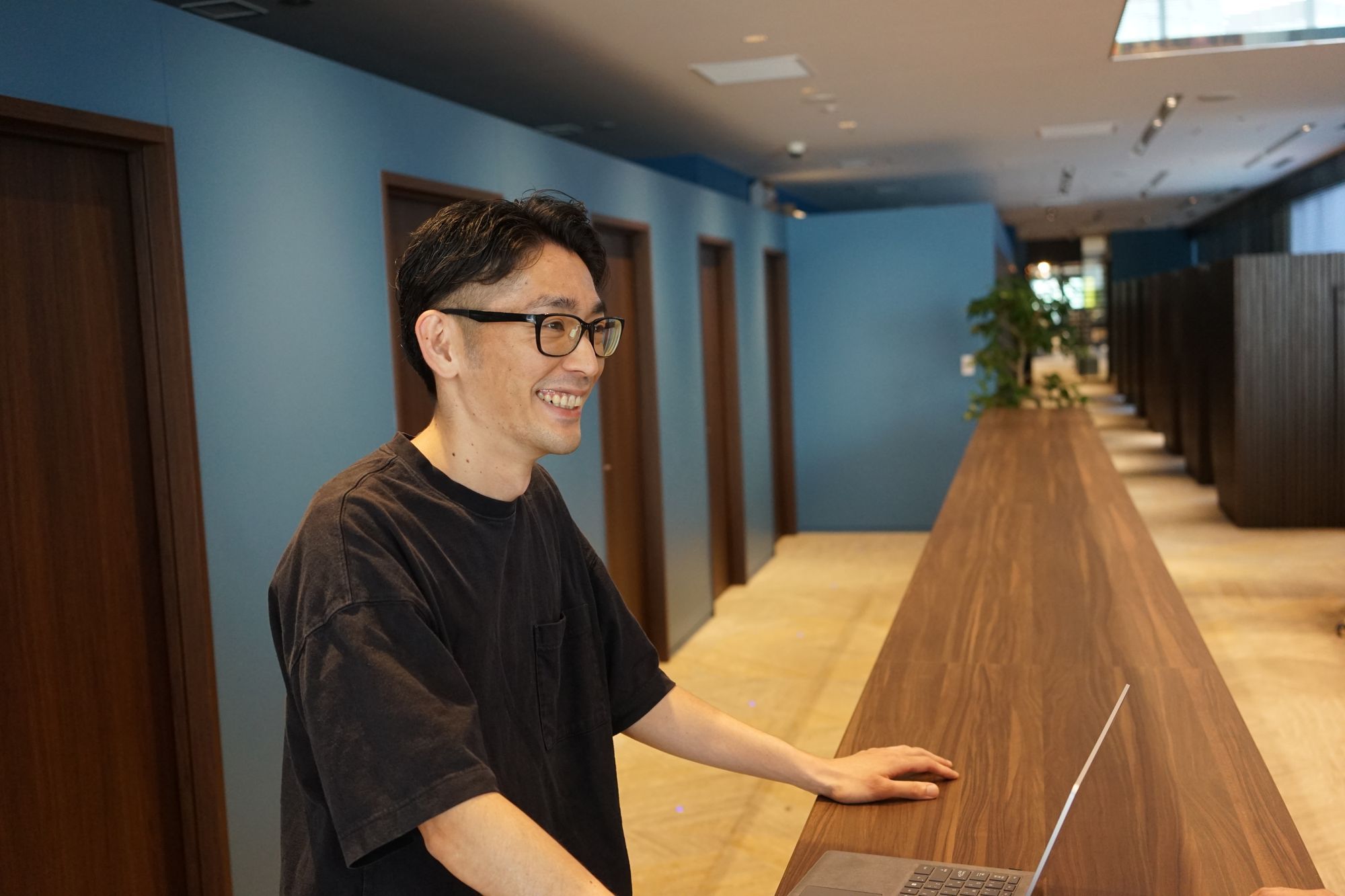 社員インタビュー：多様なバックグラウンドを活かし、先端のAIマーケットで足跡を残すセールスを