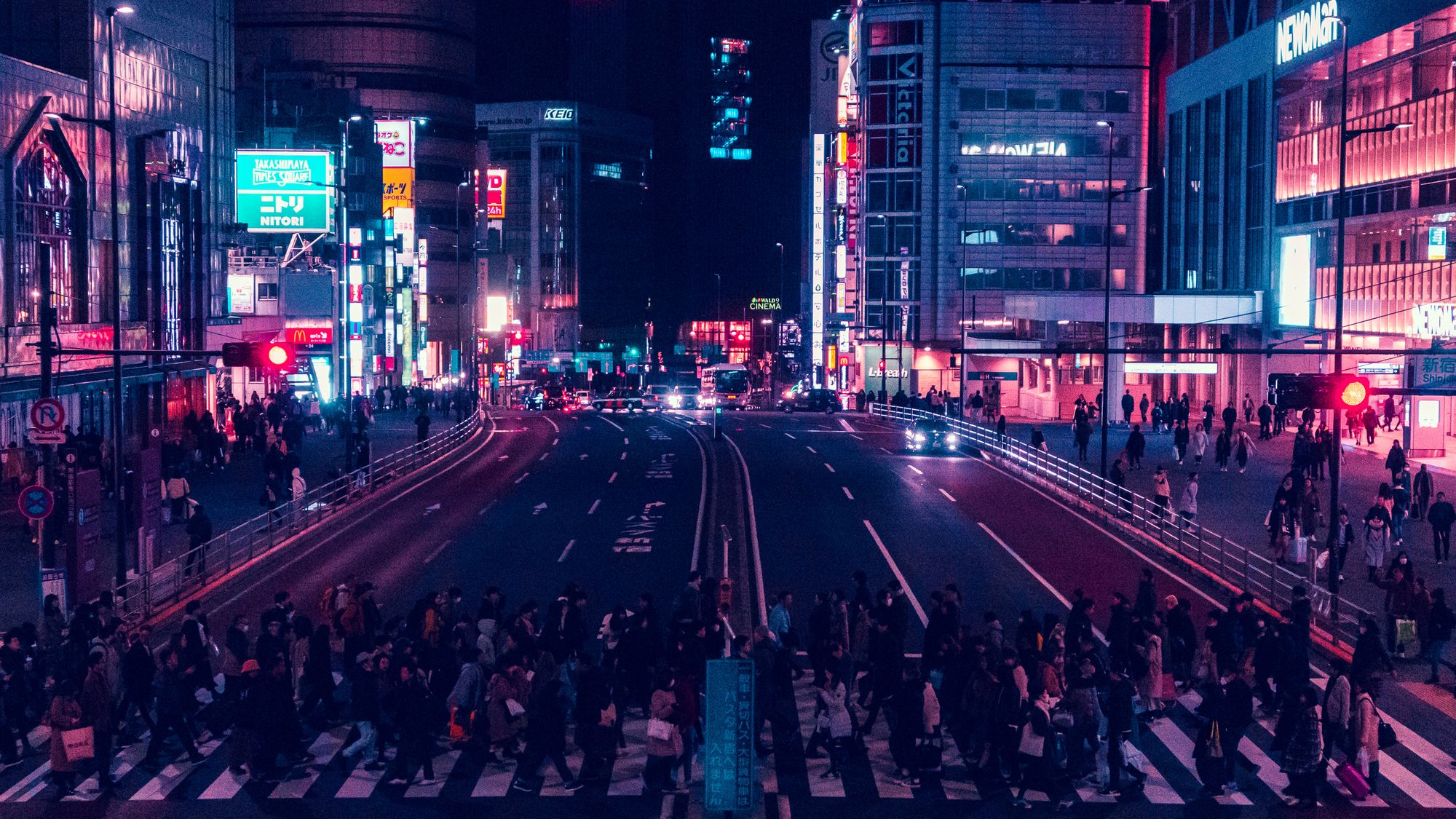 Pessoas atravessando a rua da estação Shinjuku, em Tokyo. Foto: Vu-Minh Nguyen.