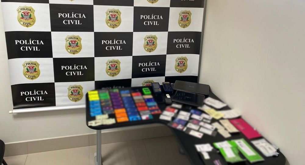 Material apreendido está sendo analisado. Polícia busca encontrar mais informações além de outros integrantes da quadrilha com a análise das apreensões. Foto: Polícia Civil do Estado de São Paulo.