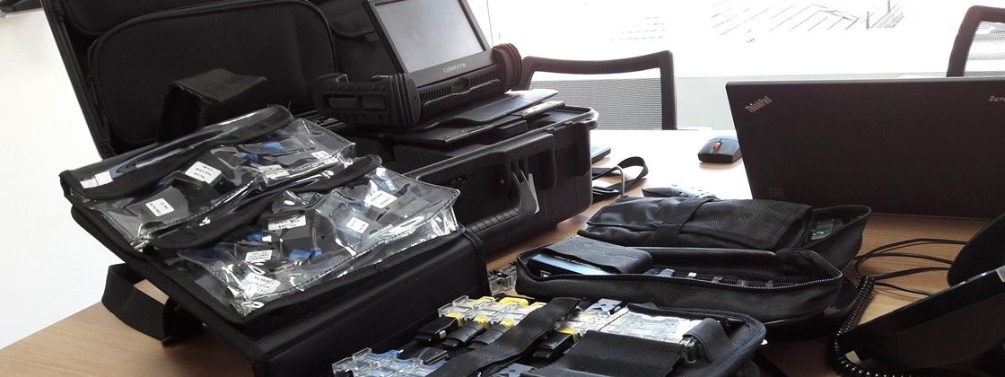Conjunto de cabos adaptadores que acompanha o kit de investigação forense oferecido pela Cellebrite. O cliente rececbe os cabos junto com o aparelho de extração dos dados. Foto: Ramon de Souza via Tecmundo.