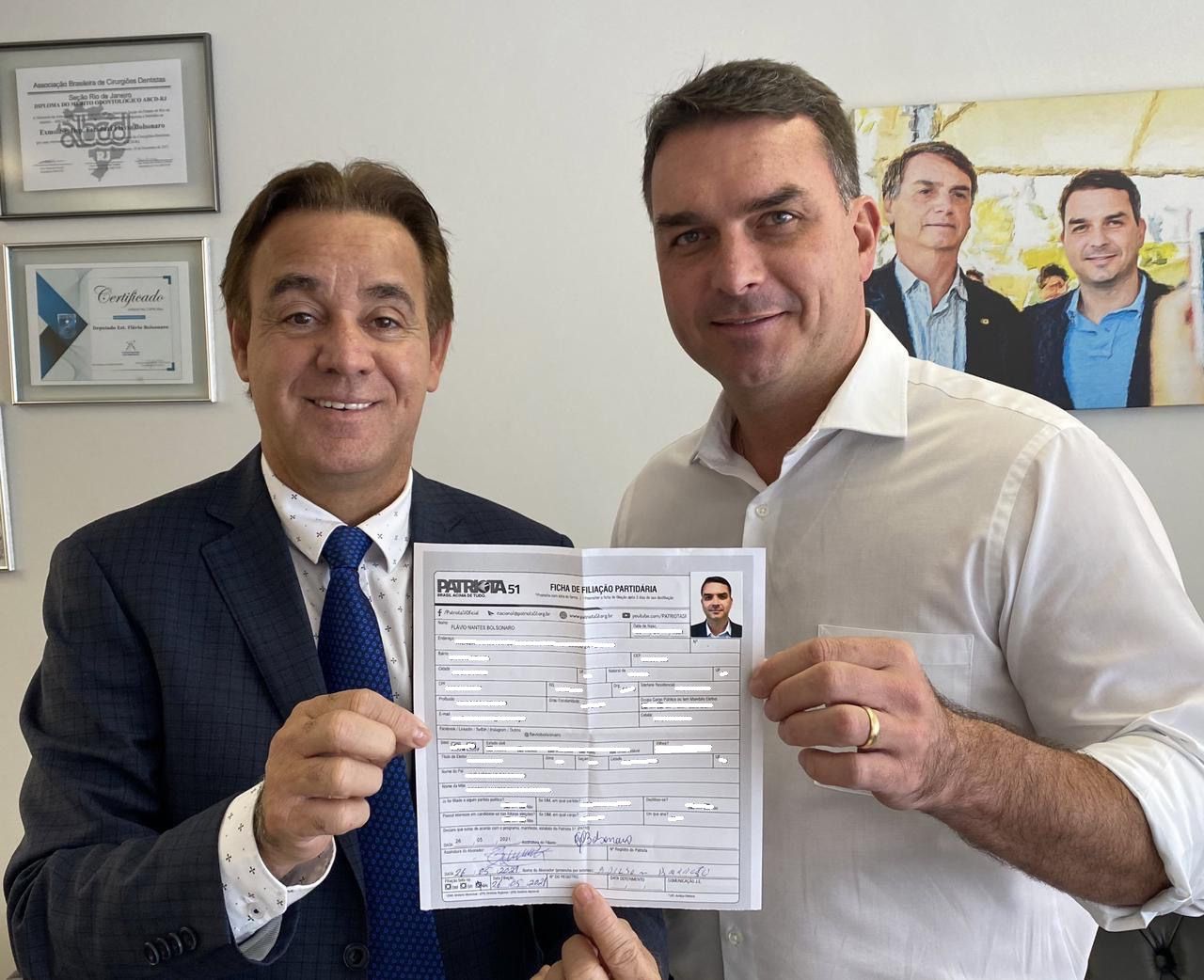 Foto publicada no Twitter logo foi apagada da plataforma. Foto: Flávio Bolsonaro via Twitter.