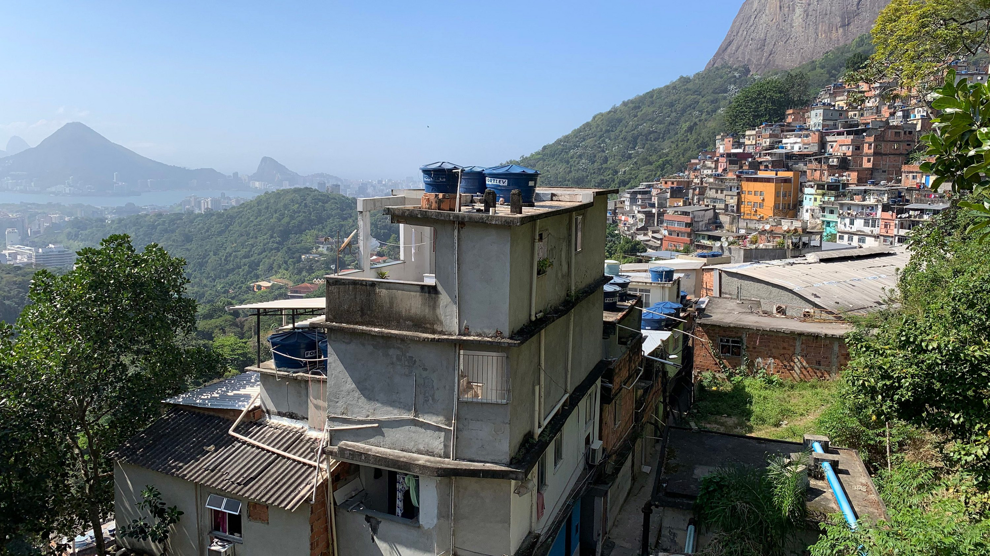 Localizada na zona sul da capital do Rio de Janeiro, a favela da Rocinha conta com mais de 100 mil habitantes, sendo considerada a maior comunidade periférica do país. Foto: MIT Technology Review.
