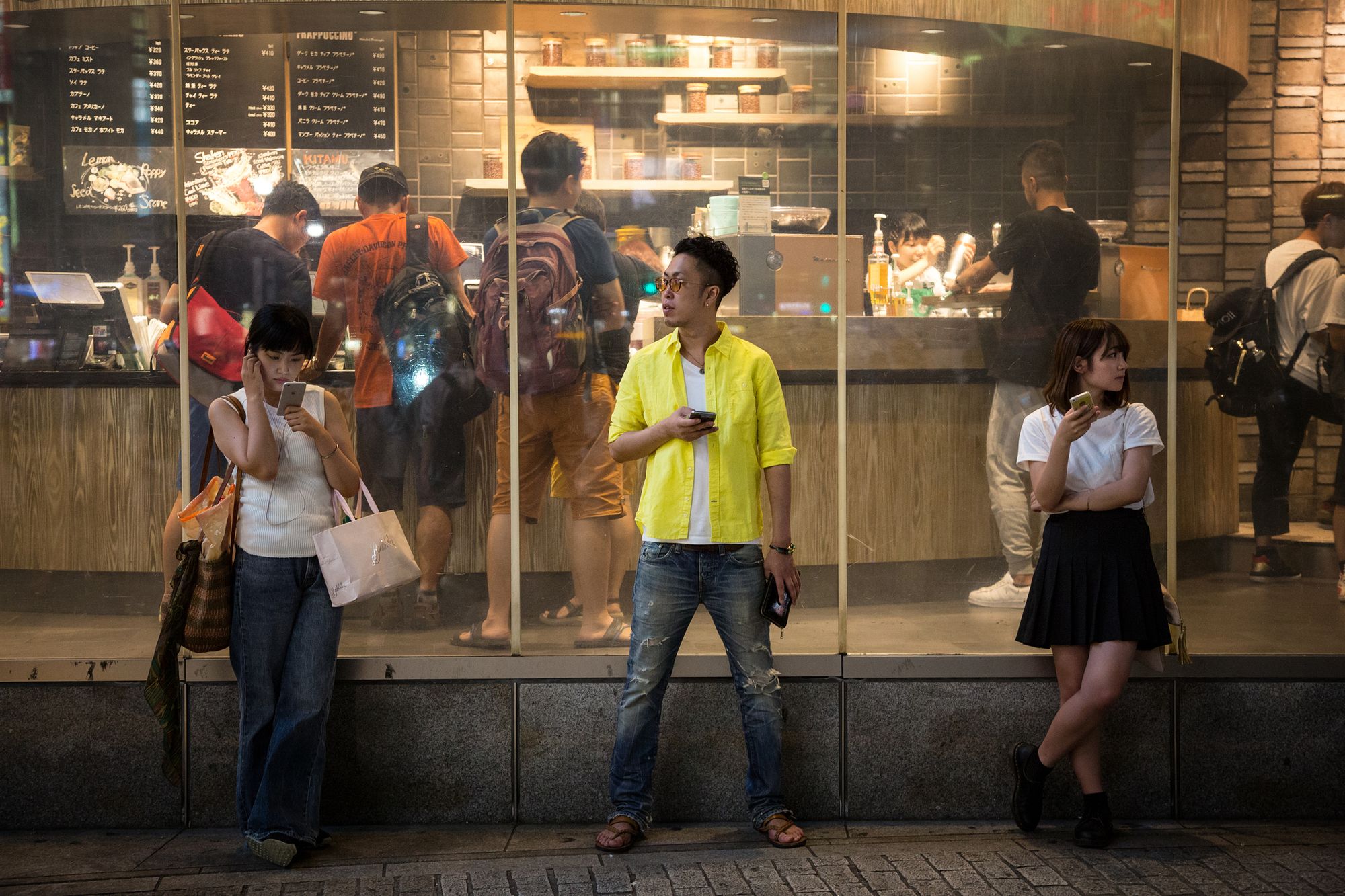 Jovem em Shibuya, Tóquio, Japão. Foto: Rixipix via iStock