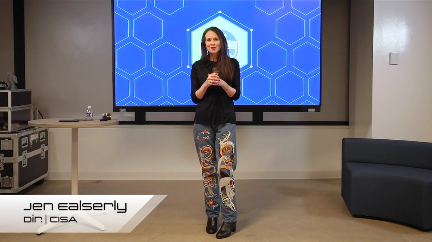 Jen Ealserly integrou a direção da CISA em julho desde ano. Desde sua chegada, tem trabalhado neste projeto de parceria com o setor privado. Foto: Black Hat 2021.