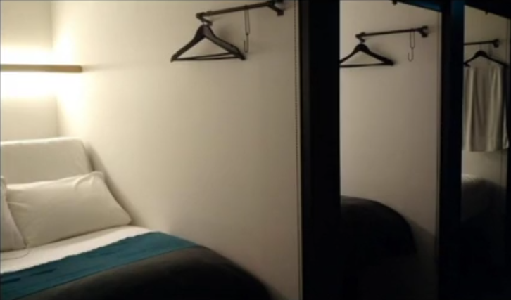 Fotos das capsulas do hotel onde Kya Supa ficou hospedado. O nome do hotel não foi revelaldo durtante a apresentação. Foto: Kya Supa.