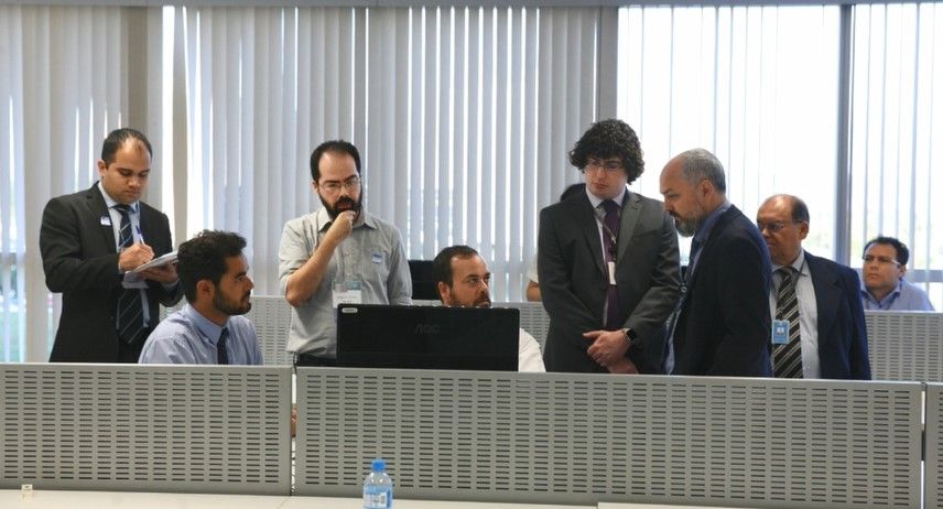 Diego Aranha e Rodrigo Coimbra, com outros pesquisadores e técnicos do TSE, durante o processo de validação do TPS de 2017, em maio de 2018. Foto: TSE.