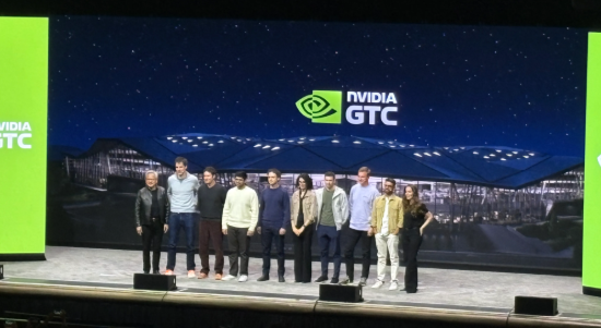 NVIDIA GTC 2026 키노트 무대에서 Jensen Huang과 오픈 모델 패널리스트들이 함께 서 있다. 뒤편에 NVIDIA GTC 로고가 표시된 대형 스크린이 보인다.