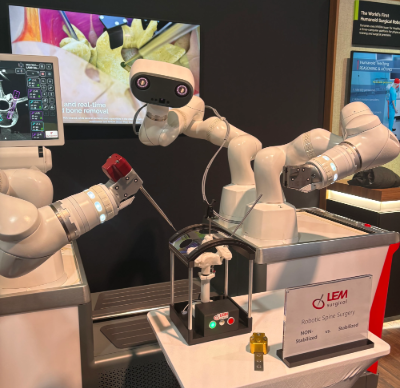 GTC 2026 전시장의 LEM Surgical 수술 로보틱스 데모. 로봇 팔이 척추 수술 시뮬레이션을 시연하고 있으며, 뒤편 모니터에 실시간 bone removal 영상이 표시되어 있다.