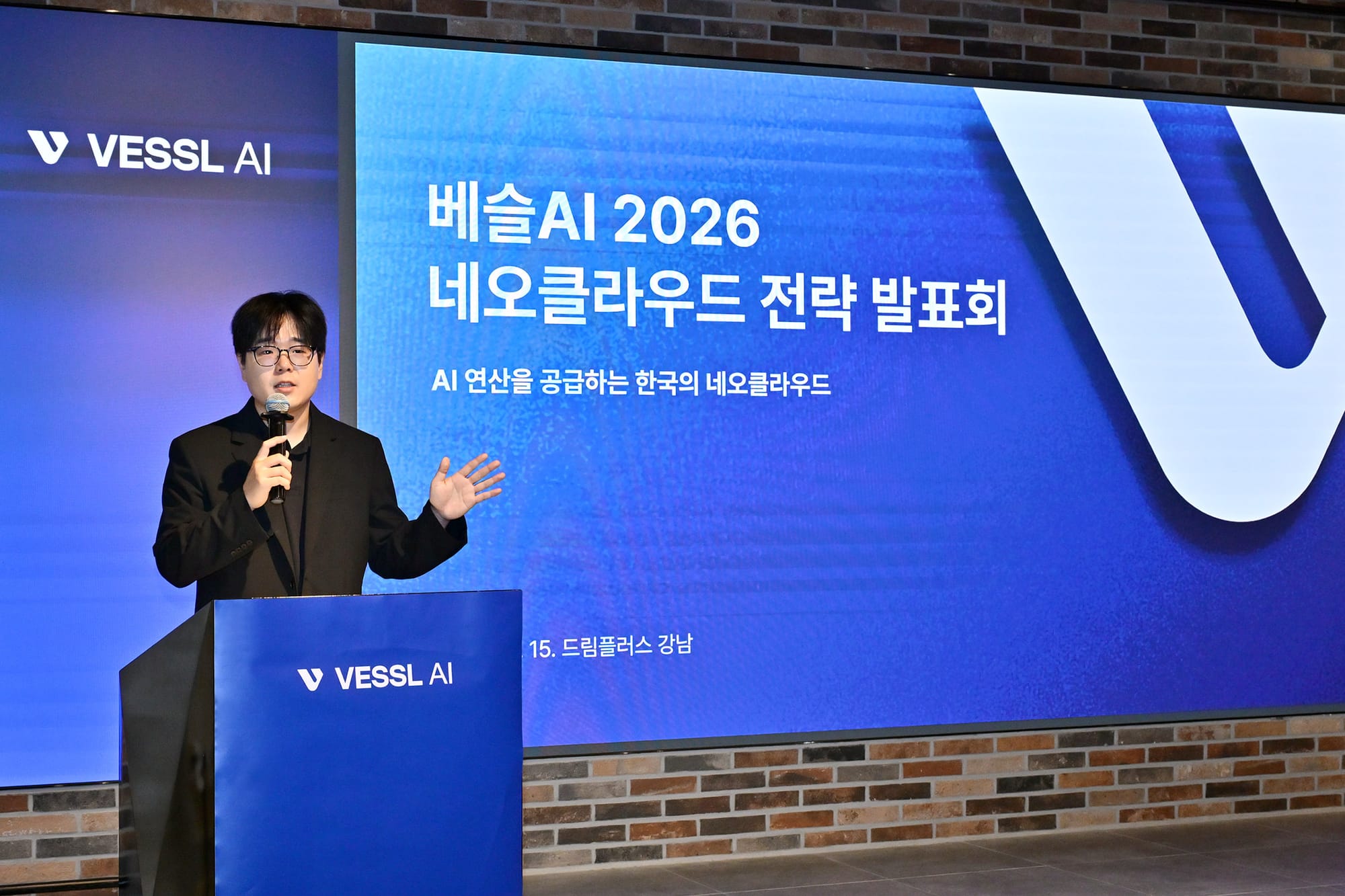 안재만 베슬AI 대표가 15일 서울 드림플러스 강남에서 열린 ‘베슬AI 2026 네오클라우드 전략 발표회’에서 사업 전략을 발표하고 있다.
