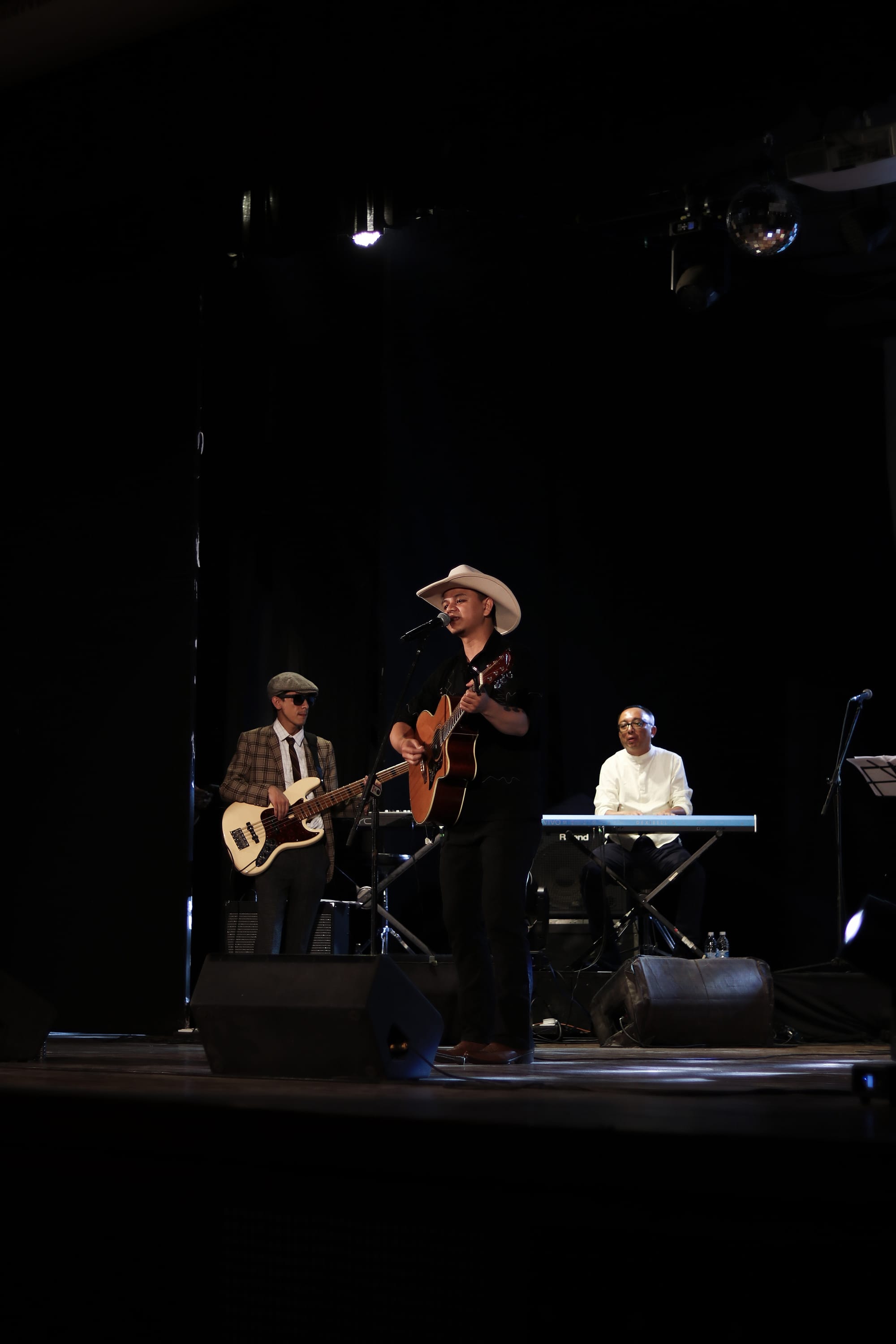 Neil Umwi performing live