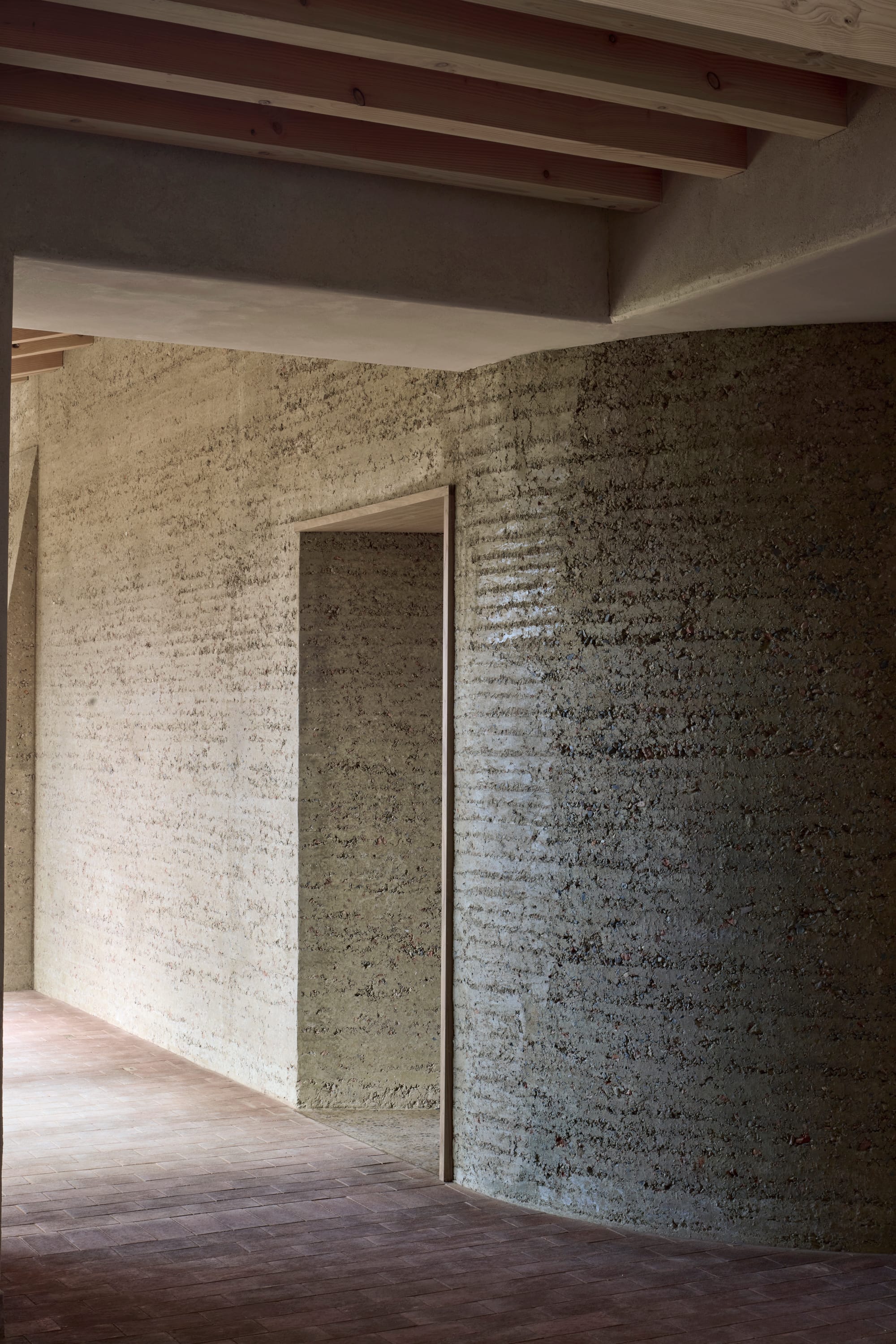 An architecture of patience: Rammed Earth House by Tuckey Design Studio thumbnail