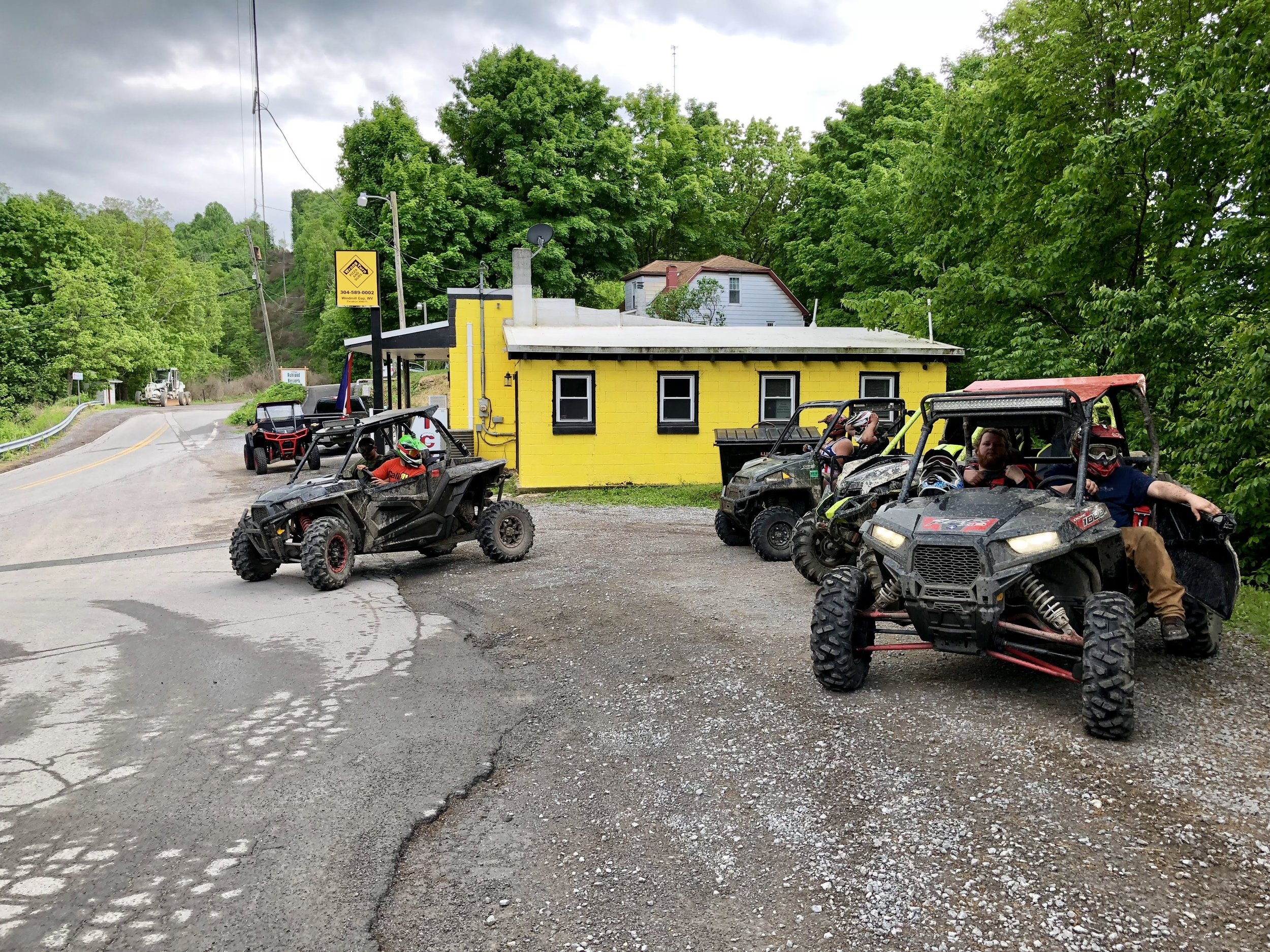  There are towns with food to stop at.  Just very few and far between! 