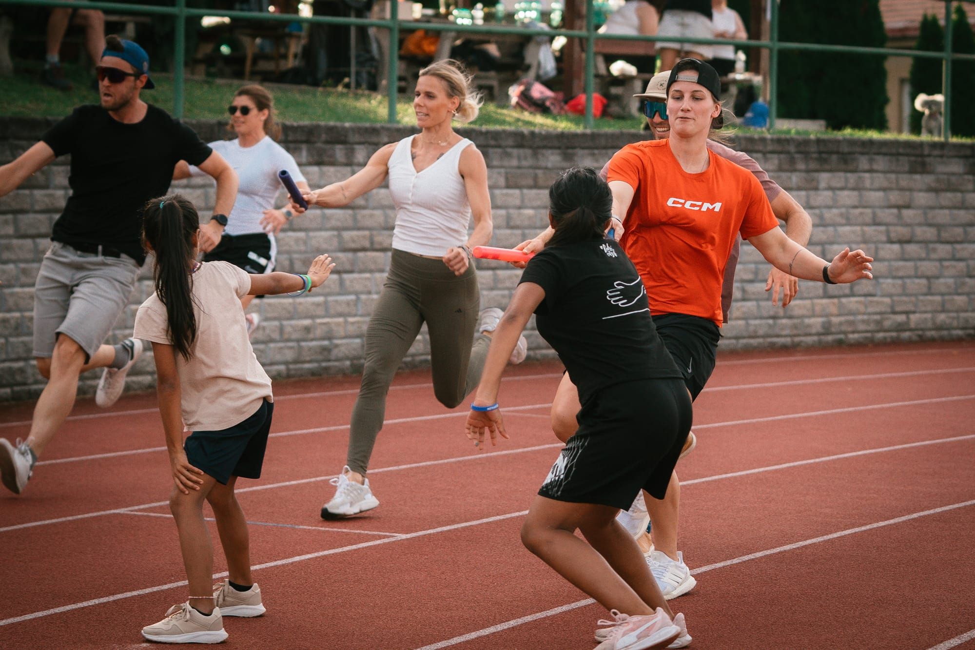 Legendy a hrdinové na jedné trati: olympionici s dětmi pomáhali