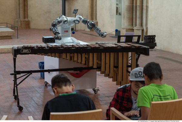 Děti hrály na zeleninu a poslouchaly roboty