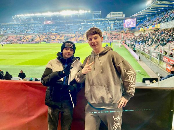 Nezapomenutelný fotbalový zážitek pro děti z DD Senožaty!