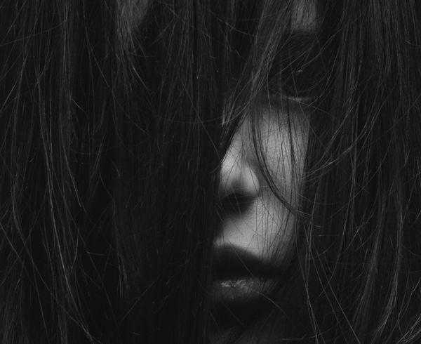 Kutsal Karanlık: Siyahın Uzun Saçlı Tarihi