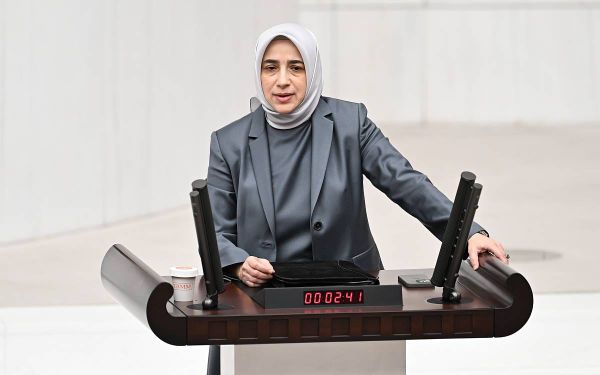 Özlem Zengin: Soruyu Değiştirerek Cevap Vermek
