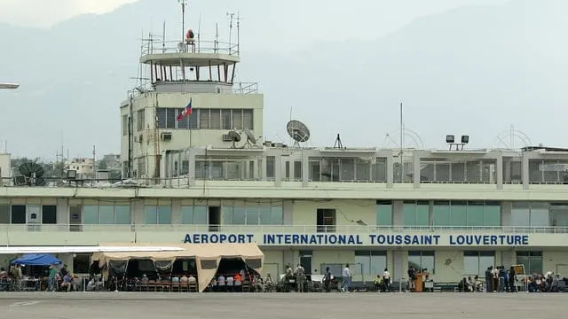 La FAA prolonge l'interdiction de vols vers Port-au-Prince jusqu'en mars 2026 après des attaques à l'arme à feu