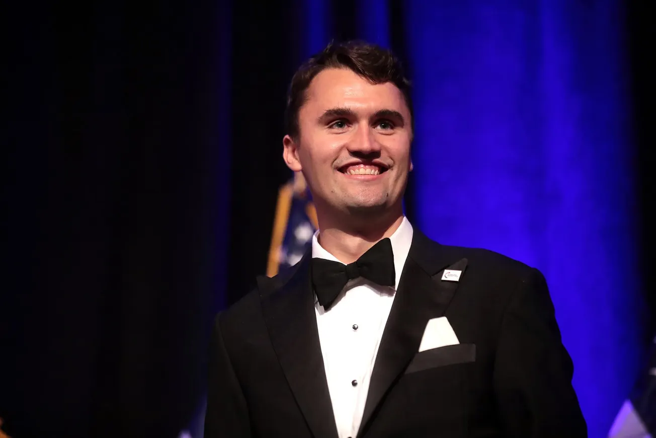 Charlie Kirk, militant conservateur américain, tué par balles lors d’un événement universitaire dans l’Utah