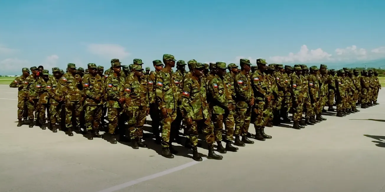 Cent quarante soldats haïtiens formés au Mexique accueillis en grande pompe à l'aéroport