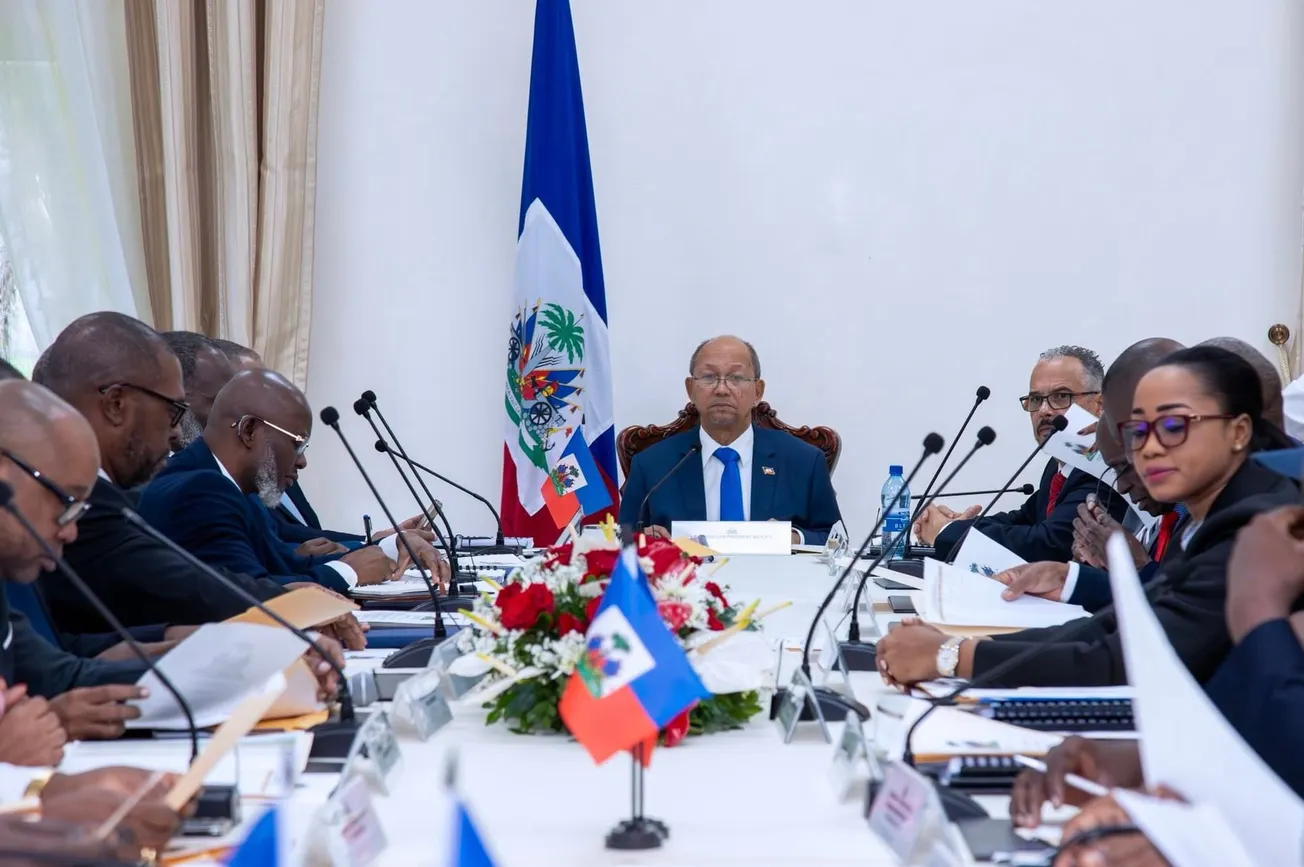 Leslie Voltaire adopte le budget 2025-2026 et abroge la Conférence nationale lors d'un Conseil des ministres au Palais