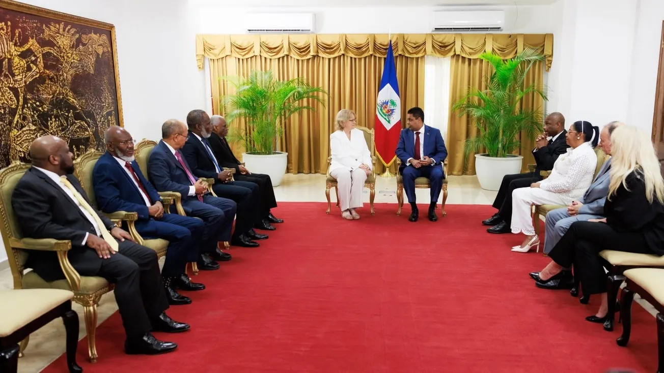 Laurent Saint-Cyr reçoit les lettres de créance de trois nouveaux ambassadeurs à la Villa d'Accueil