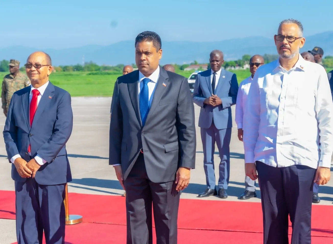 Paraison accompagne Laurent Saint-Cyr à l'aéroport pour une tournée diplomatique États-Unis-Japon