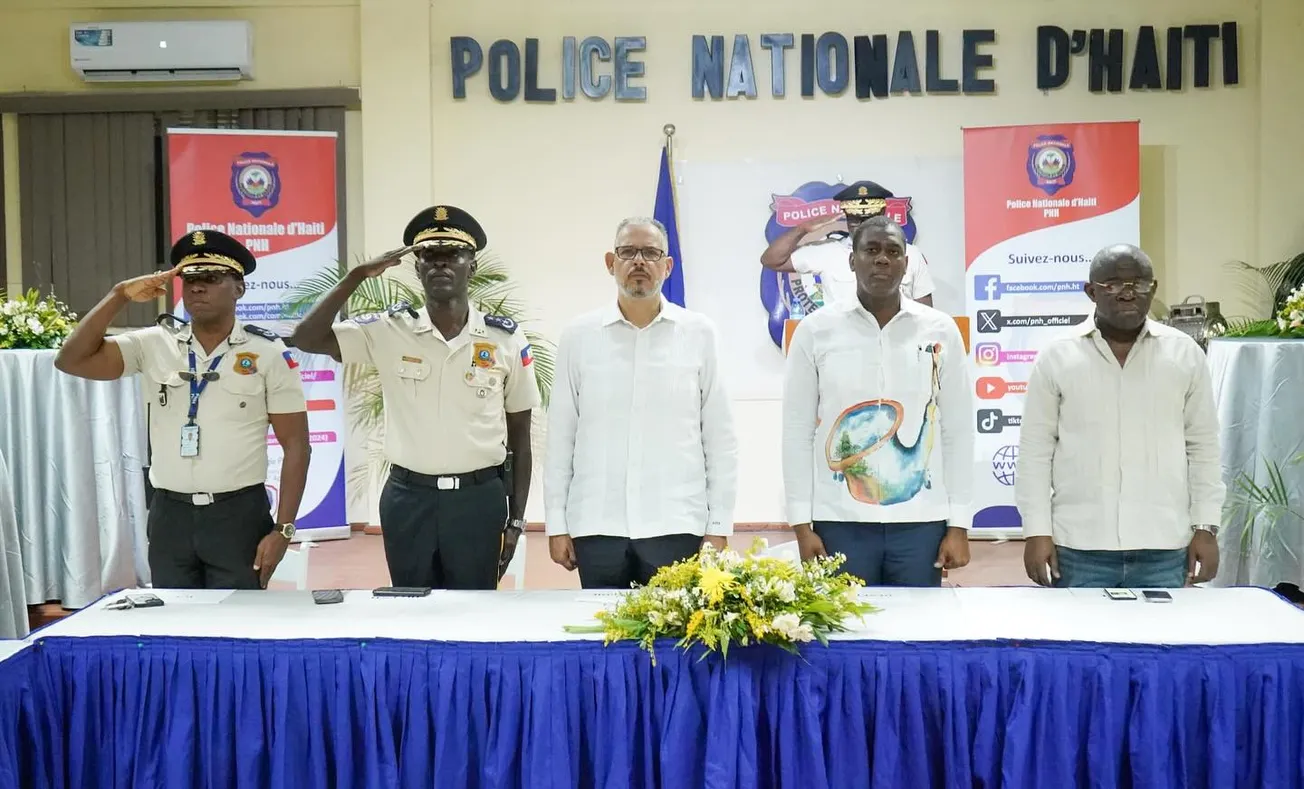 Fils-Aimé rend hommage aux policiers tombés au service et remet des kits scolaires aux orphelins