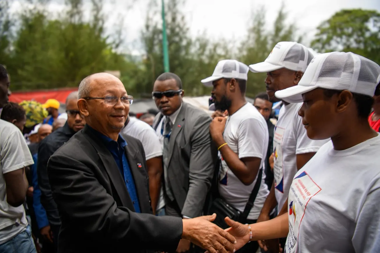 Leslie Voltaire distribue des kits alimentaires au camp colombien avec l'ambassadrice Vilma Rocio Velázquez Uribe