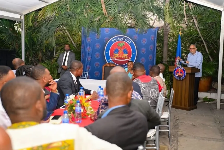 Le PM Fils-Aimé rencontre les organisations communautaires et promet des lampadaires à Solino et Delmas 30