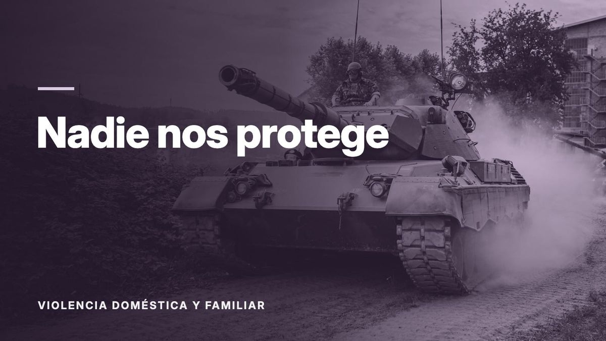 Un tanque militar avanzando por un camino de tierra. Texto: «Nadie nos protege», Violencia doméstica y familiar.