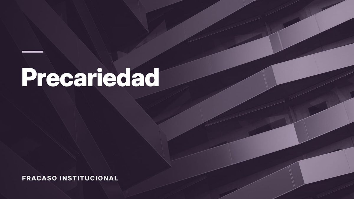 Paneles metálicos angulosos y superpuestos en la fachada de un edificio moderno. Texto: «Precariedad», Fracaso institucional.