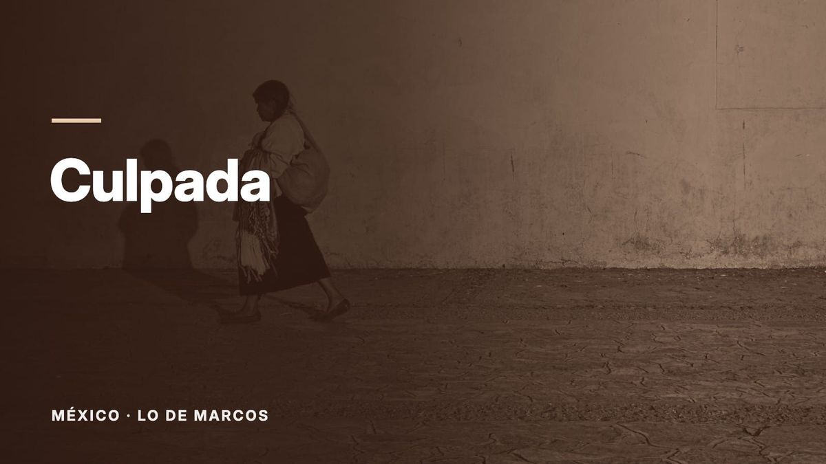 Una mujer con un bulto a la espalda camina frente a un muro amarillo. Texto: «Culpada», México: Lo de Marcos.