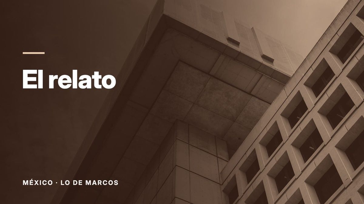 La esquina de un edificio de hormigón contra un cielo azul, vista desde abajo. Texto: «El relato», México: Lo de Marcos.