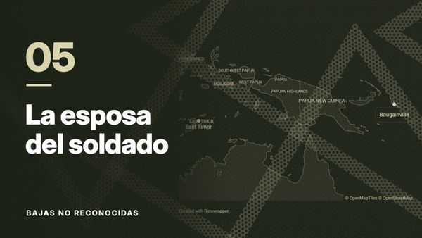Mapa de Timor Oriental, Papúa Nueva Guinea y Bougainville sobre un patrón de líneas cruzadas, en tonos oliva. Texto: «05 La esposa del soldado», Bajas no reconocidas.