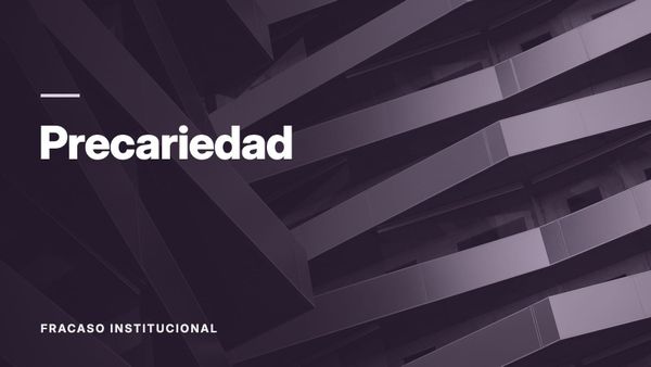 Paneles metálicos angulosos y superpuestos en la fachada de un edificio moderno. Texto: «Precariedad», Fracaso institucional.
