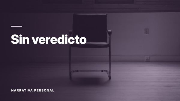 Una silla vacía junto a una ventana, en gris. Texto: «Sin veredicto», Narrativa personal.