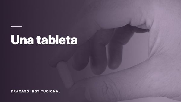 Una mano que sostiene una sola tableta blanca sobre un fondo amarillo. Texto: «Una tableta», Fracaso institucional.