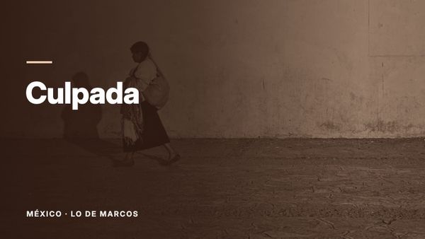 Una mujer con un bulto a la espalda camina frente a un muro amarillo. Texto: «Culpada», México: Lo de Marcos.