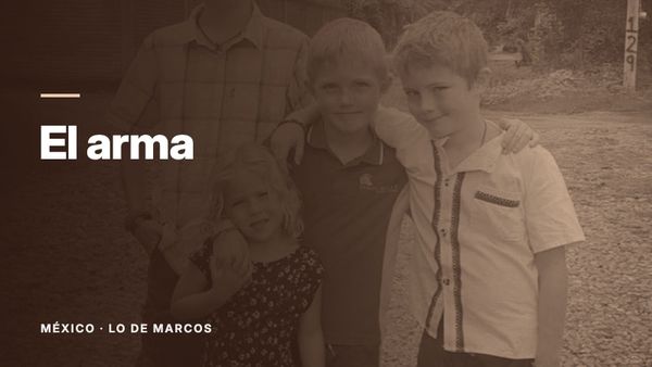 Cuatro niños de pie juntos al aire libre, sonriendo a la cámara. Texto: «El arma», México: Lo de Marcos.