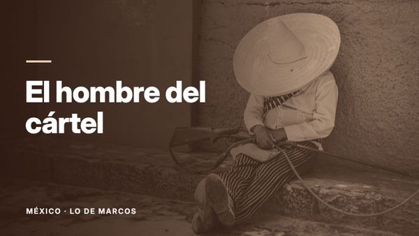 Una persona con sombrero de paja de ala ancha sentada contra un muro ocre, con el rostro oculto. Texto: «El hombre del cártel», México: Lo de Marcos.