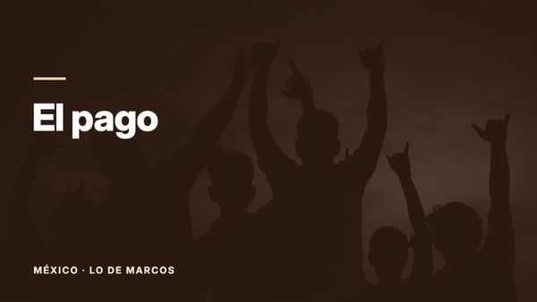 Siluetas de una multitud con los brazos en alto contra una luz anaranjada tenue. Texto: «El pago», México: Lo de Marcos.