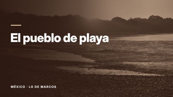 Atardecer sobre una playa, con el sol bajo reflejado en la arena mojada. Texto: «El pueblo de playa», México: Lo de Marcos.