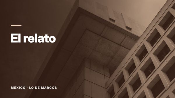 La esquina de un edificio de hormigón contra un cielo azul, vista desde abajo. Texto: «El relato», México: Lo de Marcos.