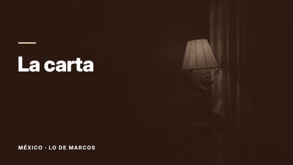 Una lámpara de pantalla plisada encendida en una habitación oscura. Texto: «La carta», México: Lo de Marcos.