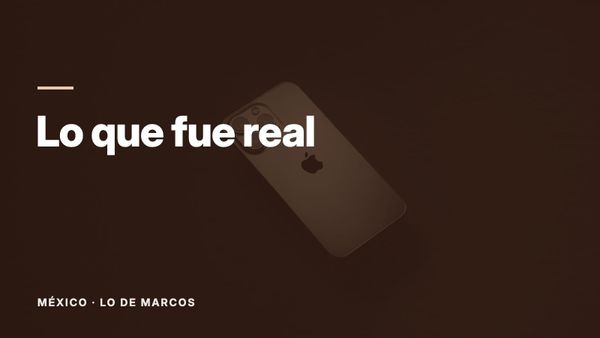 Un teléfono plateado sobre una mesa negra. Texto: «Lo que fue real», México: Lo de Marcos.