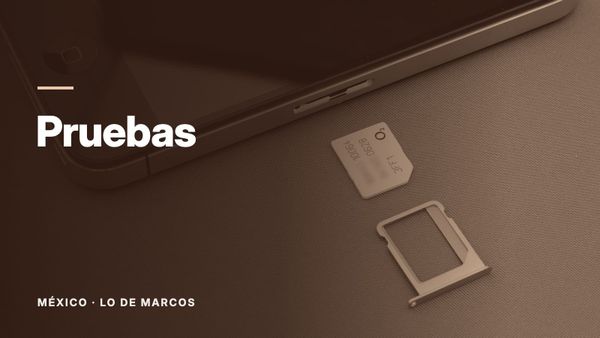 Una tarjeta SIM y su bandeja junto a un teléfono móvil. Texto: «Pruebas», México: Lo de Marcos.